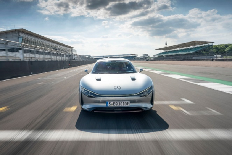 Diện tích mũi xe chỉ 2,12 m2. Hệ số cản gió 0,17. Các luồng gió dễ dàng được "vuốt" ra sau nhờ thiết kế tựa như giọt nước thuôn về phía sau. Mẫu xe concept này còn có phần mui được trang bị đến 117 pin năng lượng mặt trời, giúp xe có thể hấp thụ nhiệt và tăng thêm phạm vi di chuyển. 