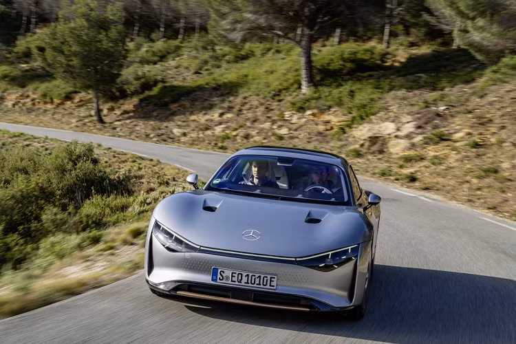 Chiếc Mercedes-Benz Vision EXXX có thể đạt được những hành trình ấn tượng như vậy là nhờ vào hệ thống quản lý nhiệt tiên tiến, kết hợp bơm nhiệt đa nguồn để duy trì nhiệt độ lý tưởng cho hệ thống truyền động và cabin. Ngoài ra, xe cũng sở hữu thiết kế được tối ưu tính khí động học làm giảm nhu cầu sử dụng điện năng trong quá trình di chuyển. 