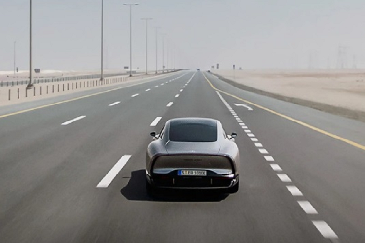  Ở lần phượt xuyên biên giới thứ ba này, chiếc Vision EXXX đã bắt đầu hành trình từ Mercedes-Benz Center ở Riyadh (Saudi Arabia), đi 1.010 km đến Mercedes-Benz Brand Center ở Dubai (Các tiểu vương quốc Ả Rập thống nhất). Tổng thời gian là 14 giờ 42 phút. 