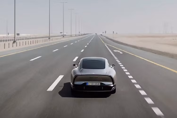  Ở lần phượt xuyên biên giới thứ ba này, chiếc Vision EXXX đã bắt đầu hành trình từ Mercedes-Benz Center ở Riyadh (Saudi Arabia), đi 1.010 km đến Mercedes-Benz Brand Center ở Dubai (Các tiểu vương quốc Ả Rập thống nhất). Tổng thời gian là 14 giờ 42 phút. 