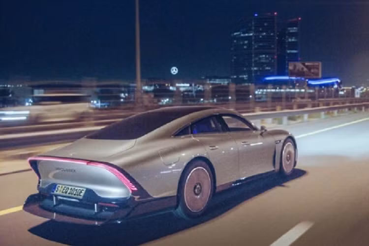 Tuyến đường chiếc xe di chuyển bao gồm cả đường đô thị, đường quốc lộ và đường cao tốc dài. Không chỉ hoàn thành chuyến đi hơn 1000 km không cần sạc mà Mercedes-Benz Vision EXXX còn dư lượng điện đủ để đi tiếp 309 km nữa khi đến đích. Trong suốt quá trình di chuyển, điều hòa của xe vẫn luôn được bật. 