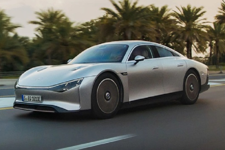 Trước đó, mẫu xe ý tưởng Mercedes-Benz Vision EXXX từng có hành trình kéo dài trong 14 giờ 30 phút đi từ Stuttgart (Đức) đến trường đua nổi tiếng Silverstone (Vương quốc Anh) dài 1.202 km. Hành trình thứ hai là từ Sindelfingen (Đức) đến Cassis (Pháp) với tổng quãng đường là 1.008 km. 