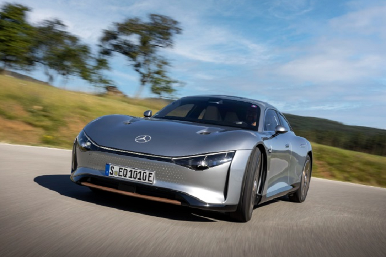 Theo phân tích, hành trình này chiếc Mercedes-Benz Vision EXXX có mức tiêu thụ điện năng ấn tượng chỉ 7,4k Wh/100 km. Quy chiếu sang xe xăng dầu thì tương đương tốn 0,9 lít xăng/100 km. Mức độ này thậm chí còn thấp hơn những chiếc xe máy như: Honda Future 125 FI (1,6 lít/100km), Honda Wave Alpha 110 (1,6 lít/100km)... 