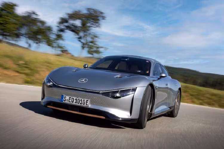 Theo phân tích, hành trình này chiếc Mercedes-Benz Vision EXXX có mức tiêu thụ điện năng ấn tượng chỉ 7,4k Wh/100 km. Quy chiếu sang xe xăng dầu thì tương đương tốn 0,9 lít xăng/100 km. Mức độ này thậm chí còn thấp hơn những chiếc xe máy như: Honda Future 125 FI (1,6 lít/100km), Honda Wave Alpha 110 (1,6 lít/100km)... 