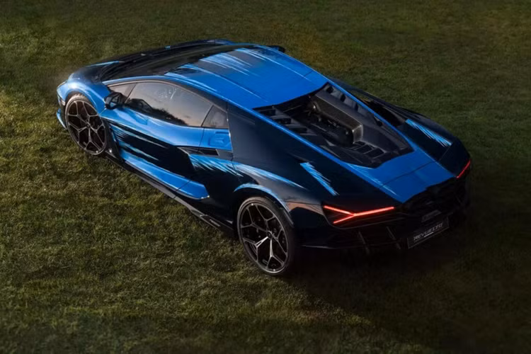 Chủ tịch kiêm CEO Lamborghini là ông Stephan Winkelmann cho biết: “Chiếc siêu xe Lamborghini Revuelto Opera Unica độc đáo tôn vinh sự đổi mới, sáng tạo và nghệ thuật vốn có trong trái tim của thương hiệu chúng tôi.