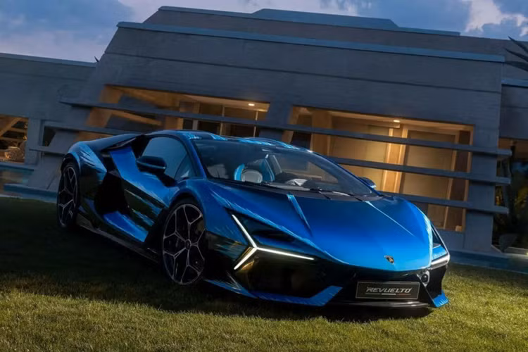 Vì thế nên không ngạc nhiên khi hãng cho công bố một chiếc Lamborghini Revuelto Opera Unica độc nhất vô nhị, có độ hoàn thiện ngoại thất và nội thất ấn tượng rất ấn tượng với tên gọi Opera Unica.