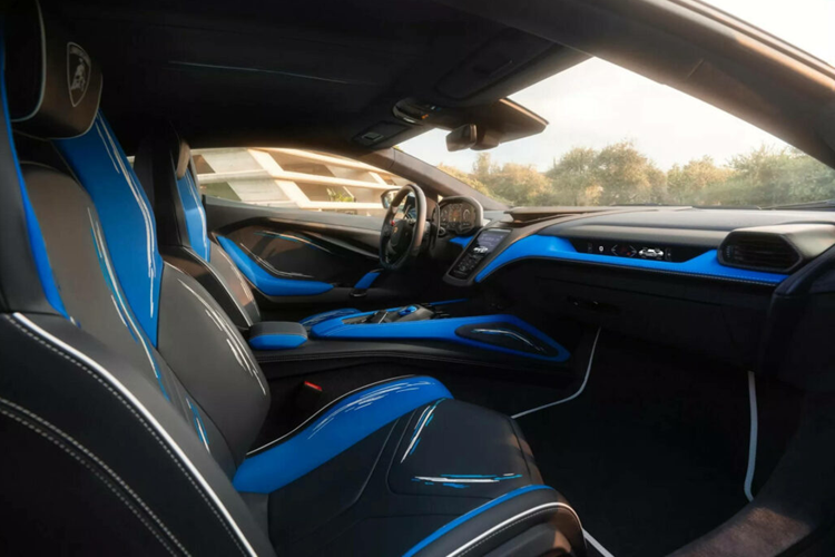 Các chuyên gia của hãng đã trộn 3 sắc xanh lam khác nhau để tái tạo hình ảnh những con sóng vỗ vào vách đá: Blu Tawaret, Blu Cepheus và Blu Okeanos. Ngoài ra còn có các yếu tố lấy cảm hứng từ bong bóng nước và các yếu tố màu xanh đậm được sơn để mô phỏng các hang động nước trên đảo.