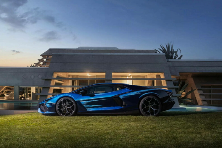 Thông qua dự án này, khách hàng có thể tìm hiểu thêm về quy trình phối màu, lựa chọn chất liệu và đường thêu khi Ad Personam hoàn thiện xe từ trong ra ngoài.