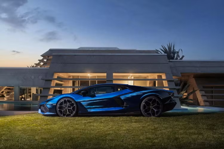 Thông qua dự án này, khách hàng có thể tìm hiểu thêm về quy trình phối màu, lựa chọn chất liệu và đường thêu khi Ad Personam hoàn thiện xe từ trong ra ngoài.