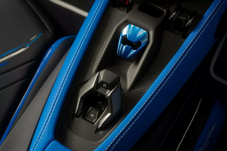 Các thợ thủ công và nhà thiết kế của Lamborghini đã tiếp tục sử dụng chủ đề lấy cảm hứng từ nước ở bên trong khoang cabin xe. Tại đây, màu Blu Delphinus đã được sử dụng làm màu chủ đạo trong khi màu Blu Amon xuất hiện trên lưng ghế, ốp cửa và bảng điều khiển trung tâm.