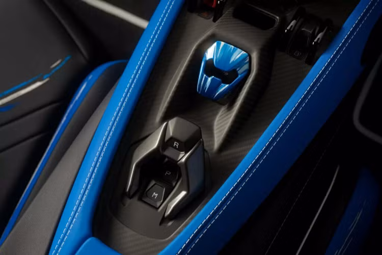 Các thợ thủ công và nhà thiết kế của Lamborghini đã tiếp tục sử dụng chủ đề lấy cảm hứng từ nước ở bên trong khoang cabin xe. Tại đây, màu Blu Delphinus đã được sử dụng làm màu chủ đạo trong khi màu Blu Amon xuất hiện trên lưng ghế, ốp cửa và bảng điều khiển trung tâm.