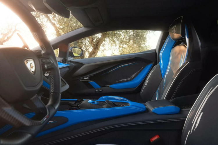 Nước sơn mới và công phu cũng không phải là yếu tố duy nhất làm cho chiếc Revuelto này trở nên đặc biệt. Siêu xe còn được trang bị một bộ mâm Shiny Black màu đen bóng, bộ chia gió bằng sợi carbon và phanh gốm carbon, tạo nên kiểu dáng thể thao quyến rũ.