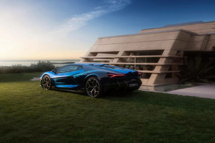 Opera Unica đã cho thấy khả năng sáng tạo của chúng tôi tiến thêm một bước nữa, giới thiệu một tác phẩm nghệ thuật thực sự độc đáo phản ánh cảnh biển đặc biệt và những cảm xúc của hòn đảo xinh đẹp nhất Italia.”