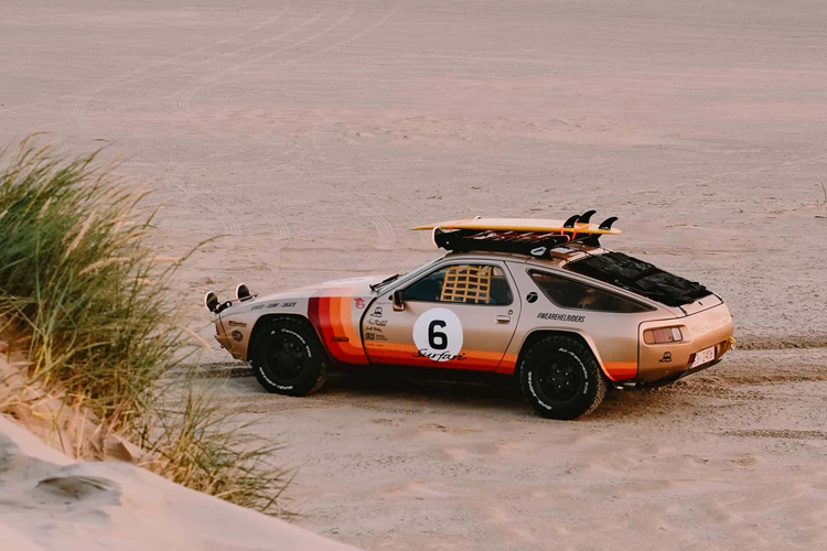 Chiếc Porsche 928 được trang bị bộ lốp chắc chắn dành cho mọi địa hình. Các chi tiết như hệ thống treo, hộp số và vi sai đã được tinh chỉnh không chỉ để đi địa hình mà còn có thể vượt qua những địa hình trên bãi biển đầy cát.