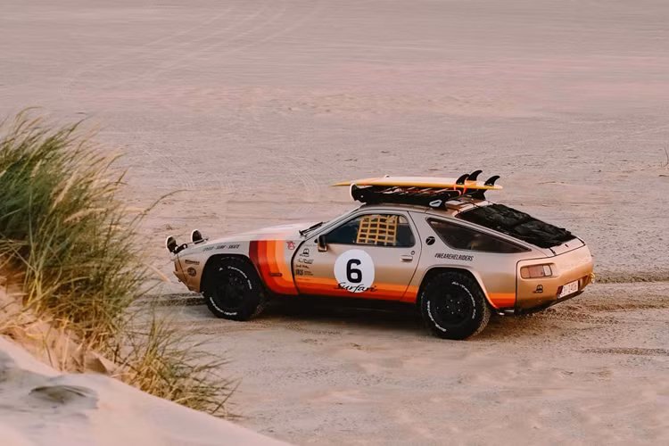 Chiếc Porsche 928 được trang bị bộ lốp chắc chắn dành cho mọi địa hình. Các chi tiết như hệ thống treo, hộp số và vi sai đã được tinh chỉnh không chỉ để đi địa hình mà còn có thể vượt qua những địa hình trên bãi biển đầy cát.