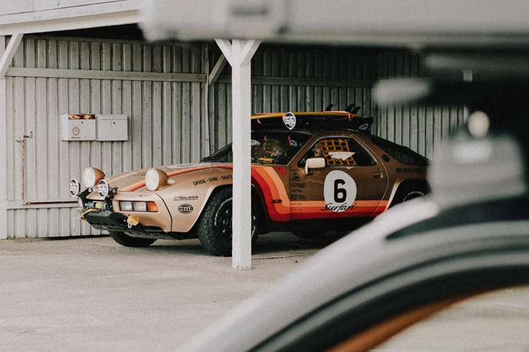 Chiếc xe thuộc sở hữu của Tadeusz Elwart, người khởi xướng một sự kiện ở Ba Lan có tên Hel Riders. Đây là một lễ hội dành riêng cho những chiếc xe độc đáo kết hợp với môn trượt ván và lướt sóng và chiếc 928 này hoàn toàn phù hợp với chủ đề của sự kiện này.