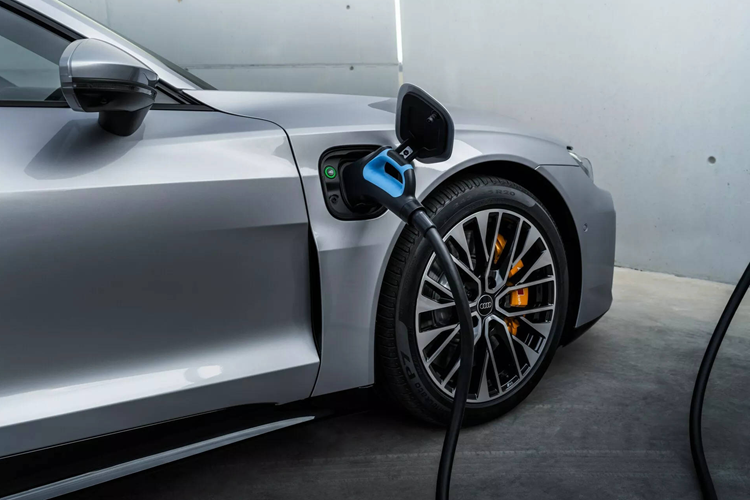 Sự cải thiện này đến từ việc bản mới trang bị khối pin 105 kWh, dung lượng lớn hơn pin 93,4 kWh của mẫu cũ. Hiệu năng trên đường thẳng vì thế cũng tốt hơn rõ rệt. Audi S e-tron GT 2025 giờ đây chỉ cần 3,3 giây để tăng tốc từ 0-100 km/h, tức là nhanh hơn 0,6 giây so với mẫu cũ.