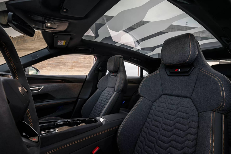 Mẫu xe mới còn được trang bị hệ thống treo khí nén cải tiến, thậm chí còn tiên tiến hơn hệ thống cũ, có khả năng chủ động quản lý chuyển động của thân xe để giữ khung gầm cân bằng. Phạm vi hoạt động của biến thể mới này cũng cao hơn nhiều so với phiên bản tiền nhiệm, khi được điều chỉnh để tăng từ 400 km lên tới 483 km.