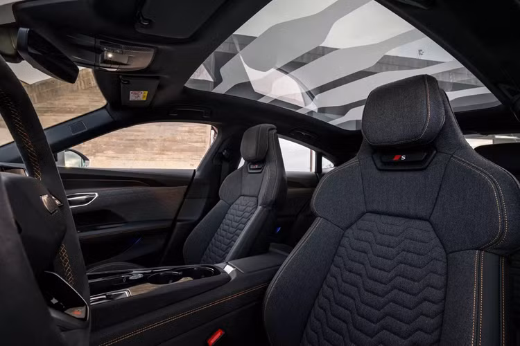 Mẫu xe mới còn được trang bị hệ thống treo khí nén cải tiến, thậm chí còn tiên tiến hơn hệ thống cũ, có khả năng chủ động quản lý chuyển động của thân xe để giữ khung gầm cân bằng. Phạm vi hoạt động của biến thể mới này cũng cao hơn nhiều so với phiên bản tiền nhiệm, khi được điều chỉnh để tăng từ 400 km lên tới 483 km.