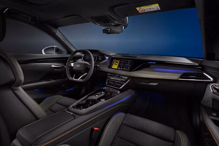 Theo hãng Đức, cấu hình S e-tron GT 2025 tiêu chuẩn hiện tại có thể đạt tới công suất 670 mã lực, tức là thậm chí còn mạnh hơn cấu hình RS e-tron GT tầm giữa của đời xe trước đây (vốn chỉ có công suất tối đa 589 mã lực nhưng giá bán từng được định vị ở 147.000 USD – khoảng 3,7 tỷ đồng).