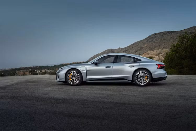 Hãng Đức chưa tiết lộ thông số tầm di chuyển của cấu hình này, nhưng hứa hẹn rằng sẽ tốt hơn tất cả các cấu hình đời cũ. Giá bán của RS e-tron GT Performance 2025 chỉ cao hơn một chút, với mức khởi điểm từ 167.000 USD (4,2 tỷ đồng), tức là tăng nhẹ 19.900 USD (gần 500 triệu đồng) so với bản đời 2024 trước đây.