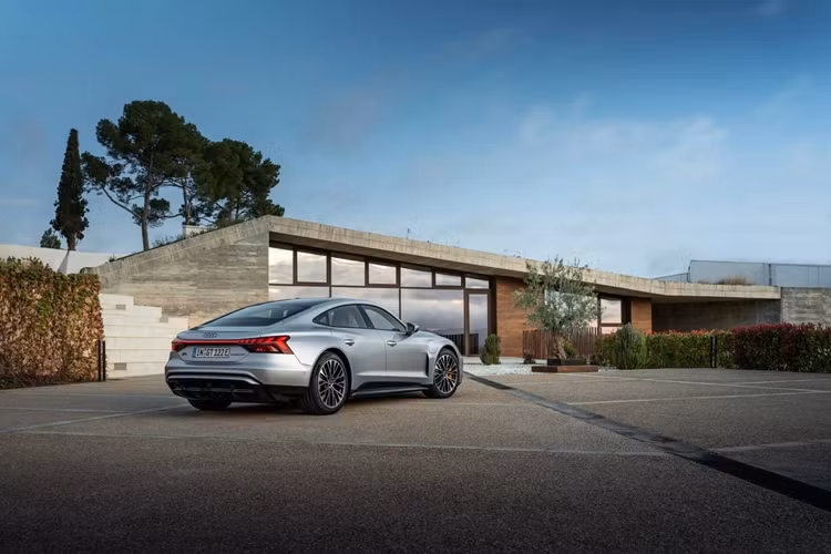 Cấu hình RS e-tron GT Performance 2025 cao cấp nhất cũng mang lại những thay đổi thú vị. Công suất động cơ điện giờ đây lên tới 912 mã lực, tăng thêm rất nhiều so với 637 mã lực của phiên bản cũ, cho phép xe hoàn tất quãng đường 0-100 km/h chỉ trong 2,4 giây – nhanh nhất từ trước đến nay trong số các xe Audi sản xuất hàng loạt.