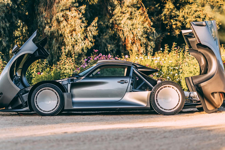 Được biết, Porsche 911 GT1 đời 1996 và 1997 sử dụng phần trước và phần giữa của một chiếc 911 thương mại kết hợp với phần sau dạng ống thép độc đáo lấy từ nguyên mẫu 962. Rất có thể mẫu xe độ này sẽ có cấu trúc tương đồng vì Porsche GT One có động cơ đặt giữa và chắc chắn không phải là chiếc 911 ở phía sau.