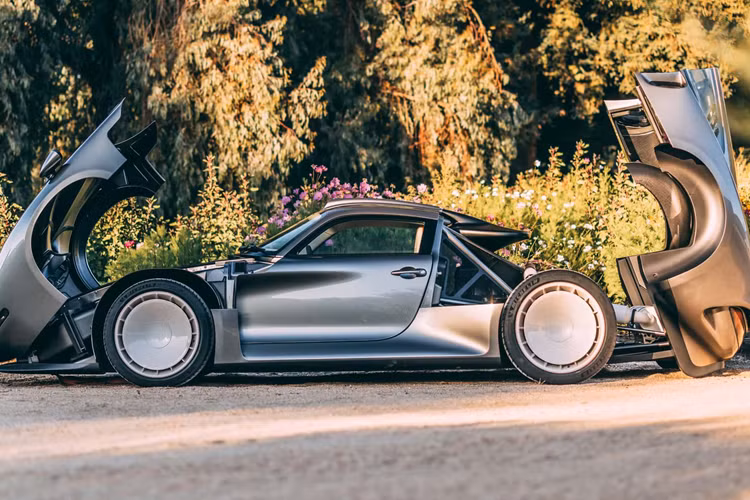 Được biết, Porsche 911 GT1 đời 1996 và 1997 sử dụng phần trước và phần giữa của một chiếc 911 thương mại kết hợp với phần sau dạng ống thép độc đáo lấy từ nguyên mẫu 962. Rất có thể mẫu xe độ này sẽ có cấu trúc tương đồng vì Porsche GT One có động cơ đặt giữa và chắc chắn không phải là chiếc 911 ở phía sau.