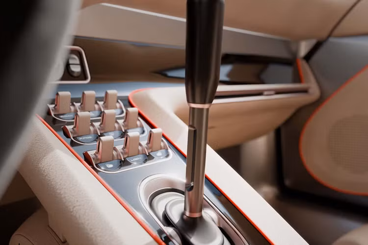 Thân xe được làm bằng vật liệu sợi carbon và thiết kế này là tác phẩm của Florian Flatau ở California, người trước đây đã từng làm việc với Singer.