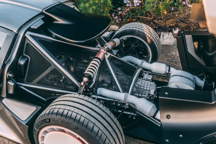 Hãng Tuthill được biết đến là một thương hiệu chuyên phục hồi xe cổ lâu đời có trụ sở tại trung tâm “thung lũng đua xe thể thao” của Vương quốc Anh và gần đây hãng đã hợp tác với Singer và xây dựng các mẫu xe độc đáo của riêng mình.