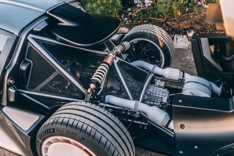 Hãng Tuthill được biết đến là một thương hiệu chuyên phục hồi xe cổ lâu đời có trụ sở tại trung tâm “thung lũng đua xe thể thao” của Vương quốc Anh và gần đây hãng đã hợp tác với Singer và xây dựng các mẫu xe độc đáo của riêng mình.