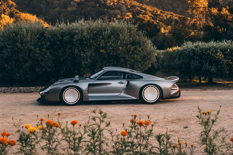 Được biết, mẫu xe này có tùy chọn trang bị động cơ Flat-six dung tích 4,0 lít hoặc động cơ Flat-six hút khí tự nhiên công suất 500 mã lực giống như động cơ 11.000 vòngphút mà Tuthill đã phát triển cho chiếc 911 K với sức mạnh hơn 600 mã lực. Tuthill Porsche hiện chưa tiết lộ khối động cơ là tăng áp hay siêu nạp.