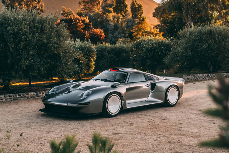 Sau khi gây xôn xao dư luận qua những bức ảnh về chiếc xe mang phong cách 911 GT1 đến LAX lan truyền trên mạng xã hội, hãng Tuthill Porsche của Anh đã cho ra mắt chiếc Porsche GT One đặc biệt tại sự kiện Monterey.