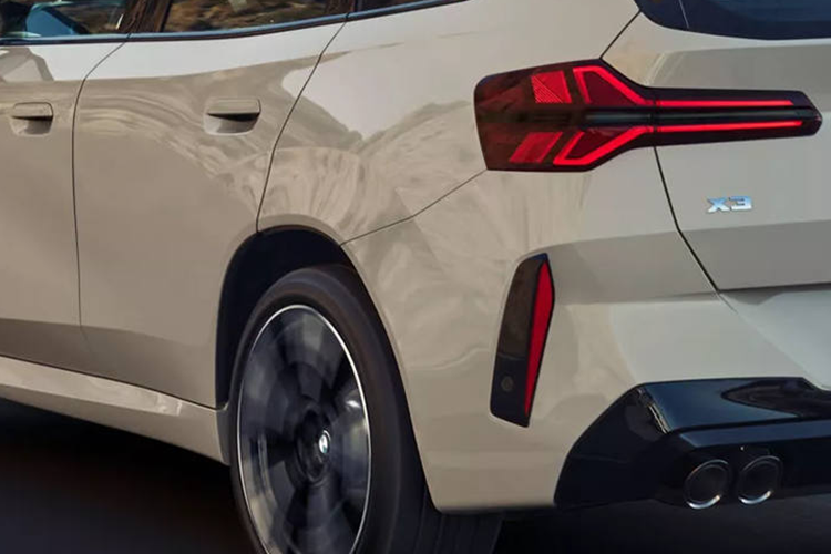 Tích hợp mô-tơ điện hỗ trợ dạng hybrid nhẹ 48V, tạo nên tổng công suất 208 mã lực (153 kW) với khả năng tăng tốc 0-100 km/h trong 7,8 giây. Bản này có biến thể dùng động cơ diesel với tên X3 20d xDrive, có công suất tối đa 197 mã lực (145 kW) và khả năng tăng tốc 0-100 km/h trong 7,7 giây.