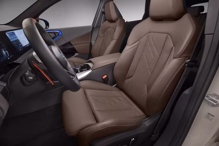 BMW X3 2025 thế hệ mới được trang bị tiêu chuẩn bộ ghế kiểu thể thao, chỉnh điện đầy đủ được bọc trong Econeer, với bề mặt và nệm ngồi được làm từ vật liệu tái chế. Khách hàng có thể chọn đổi sang chất liệu Veganza thân thiện với môi trường hoặc da cao cấp BMW Individual Merino.