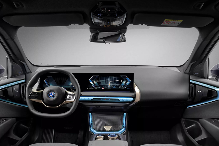 Bộ mâm tiêu chuẩn kích thước 18 inch, có thể nâng lên tối đa 21 inch hoặc đổi sang các mâm kiểu thể thao M Sport làm bằng hợp kim nhẹ và có viền Iconic Glow, kèm theo phanh M Sport với kẹp phanh màu đỏ.