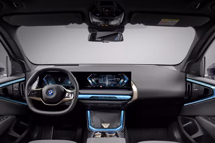 Bộ mâm tiêu chuẩn kích thước 18 inch, có thể nâng lên tối đa 21 inch hoặc đổi sang các mâm kiểu thể thao M Sport làm bằng hợp kim nhẹ và có viền Iconic Glow, kèm theo phanh M Sport với kẹp phanh màu đỏ.