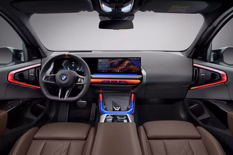 Tuy nhiên đáng chú ý là thông số chiều dài trục cơ sở 2.865 mm vẫn giữ nguyên, cho thấy có vẻ như BMW tiếp tục sử dụng lại khung gầm của X3 thế hệ G01 cho mẫu thế hệ G45 lần này. Ngoại thất xe được làm lại hoàn toàn mới.