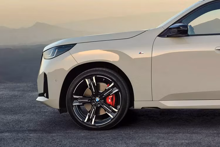 Bằng công nghệ BMW eDrive tiên tiến nhất bao gồm pin 400V dung lượng 19,7 kWh với cơ chế phanh tái sinh hiệu quả, bản 30e xDrive có thể đi được khoảng 90 km chỉ bằng năng lượng điện (đo theo chu trình WLTP). Pin xe có thể được sạc bằng điện AC 11 kW.