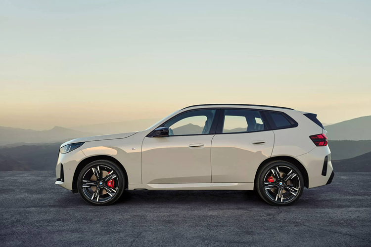 Làm nên sự đặc biệt cho bản X3 M50 xDrive còn có các thành phần như dàn treo M Sport, hệ thống phanh M Sport, mâm M 20 inch hợp kim nhẹ, vi sai M Sport tích hợp trong trục bánh sau.