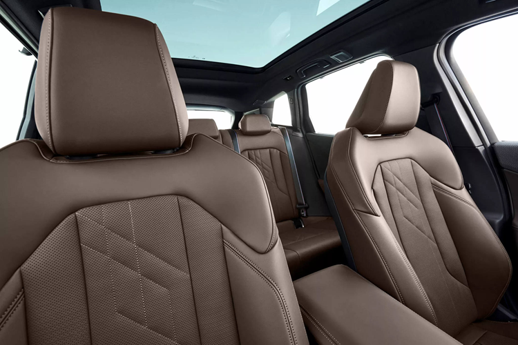 Ngoài ra, lần đầu tiên BMW cung cấp thêm tùy chọn chất liệu ốp táp-lô mang tên Luxury, làm từ polyester tái chế với vân bề mặt dệt kim chất lượng cao. Về vận hành, cấu hình tiêu chuẩn của BMW X3 2025 có tên gọi là X3 20 xDrive, trang bị động cơ xăng 4 xy-lanh 2.0L,