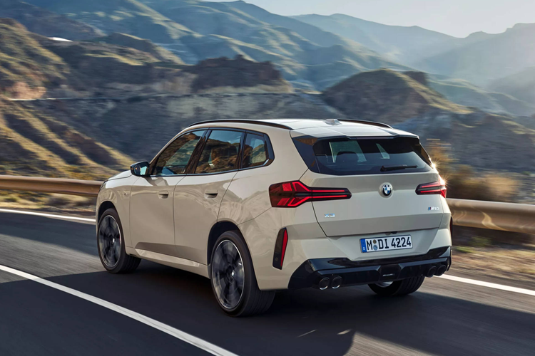 BMW X3 2025 thế hệ thứ 4 có kích thước chiều dài 4.755 mm, rộng 1.920 mm và cao 1.660 mm, tức là đã được thay đổi lần lượt +34 mm, +29 mm và -25 mm so với mẫu thế hệ thứ 3 tên mã G01 trước đây.