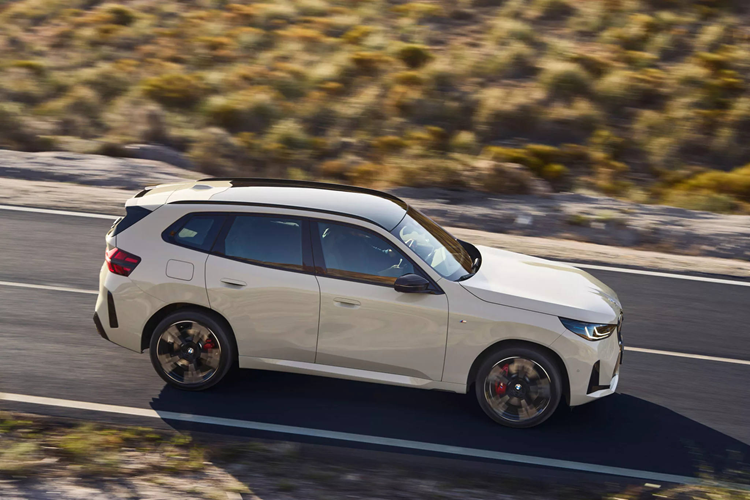 Lưới tản nhiệt hình quả thận đôi giờ đây có các thanh nan dọc và chéo đan xen nhau, cùng với tùy chọn viền phát sáng BMW Iconic Glow (hoặc có sẵn ở cấu hình cao cấp). Cụm đèn chiếu sáng chính thì chứa đựng những dải LED hình chữ L được xếp lồng vào nhau.