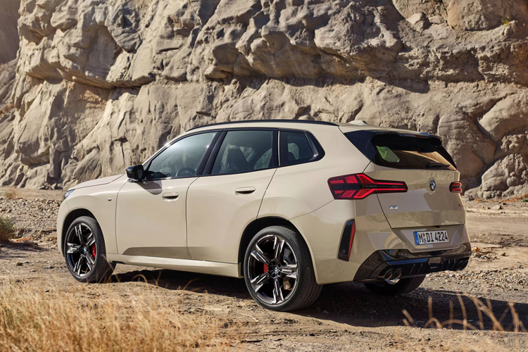 Mức giá xe BMW X3 2025 thuộc thế hệ G45 có mức bán ra khởi điểm từ 49.500 USD (tương đương khoảng 1,3 tỷ đồng) đối với cấu hình 30e xDrive bán ra tại Mỹ kể từ cuối năm nay. Các thị trường khác, bao gồm châu Âu sẽ có xe để bắt đầu bán trong năm 2025.