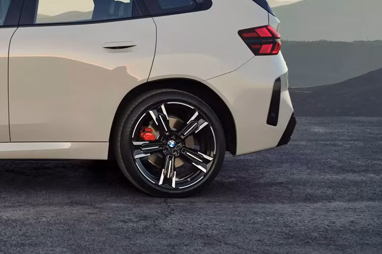 Cao cấp nhất là cấu hình X3 M50 xDrive trang bị động cơ xăng 6 xy-lanh thẳng hàng M TwinPower Turbo dung tích 3.0L, tích hợp cơ chế hybrid nhẹ 48V, có công suất tối đa lên đến 400 mã lực (293 kW) đi kèm hộp số tự động 8 cấp Steptronic Sport, tăng tốc 0-100 km/h chỉ trong 4,6 giây.