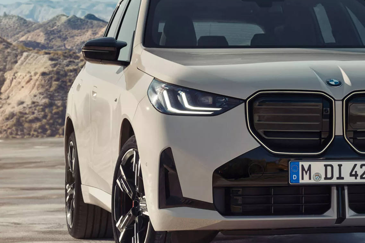 Tất cả đều đi kèm hộp số tự động Steptronic 8 cấp và hệ dẫn động 4 bánh. Tiếp theo là cấu hình X3 30e xDrive vận hành bằng hệ truyền động hybrid sạc điện với động cơ xăng 4 xy-lanh 2.0L được kết hợp với mô-tơ điện tích hợp bên trong hộp số Steptronic, có công suất lên tới 300 mã lực (220 kW).