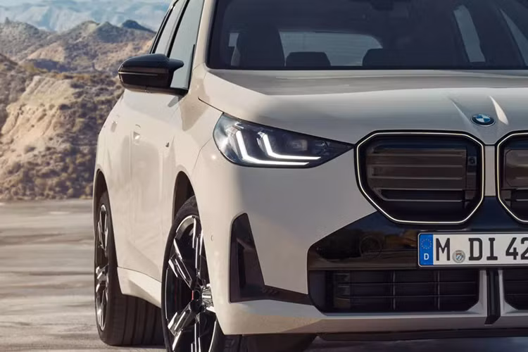 Tất cả đều đi kèm hộp số tự động Steptronic 8 cấp và hệ dẫn động 4 bánh. Tiếp theo là cấu hình X3 30e xDrive vận hành bằng hệ truyền động hybrid sạc điện với động cơ xăng 4 xy-lanh 2.0L được kết hợp với mô-tơ điện tích hợp bên trong hộp số Steptronic, có công suất lên tới 300 mã lực (220 kW).