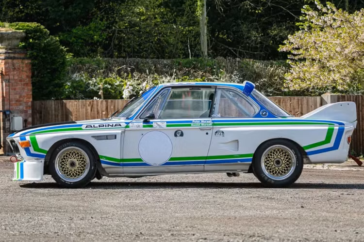 Mặc dù chiếc xe ban đầu là một chiếc BMW CS 3.0 thông thường nhưng xe đã được chuyển thành xe đua vào cuối những năm 1980 bởi Tim Busby và anh thường xuyên cầm lái chiếc xe này trong suốt thời gian sở hữu của mình.