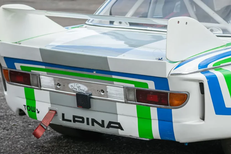 Mẫu xe được trang bị với ngoại thất nổi bật cùng với phần lớn thân xe được phủ màu trắng, tương phản với các chi tiết xanh lam và xanh lục.