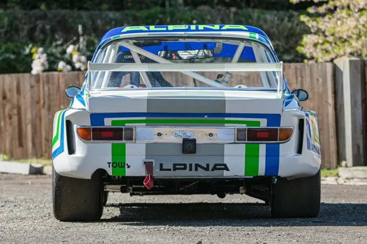 Điểm đặc biệt của chiếc xe này chính là về nguyên bản, xe được xuất xưởng với động cơ 3.0 lít nhưng dung tích của động cơ này được tăng lên 3.5 lít để sử dụng trong các cuộc đua.